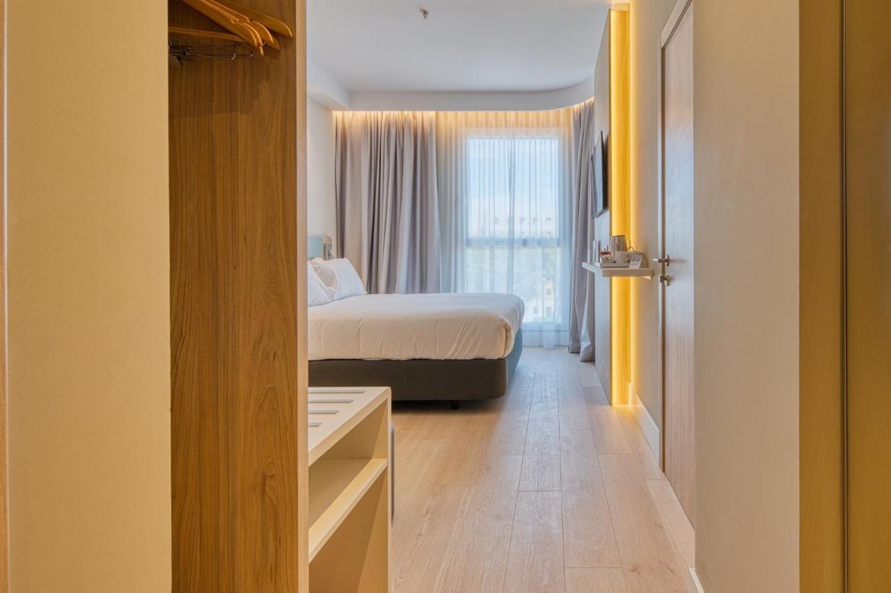 Holiday Inn Express - Madrid - Airport By Ihg Exteriör bild